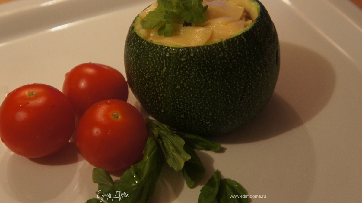 Фаршированный круглый цукини с соусом песто