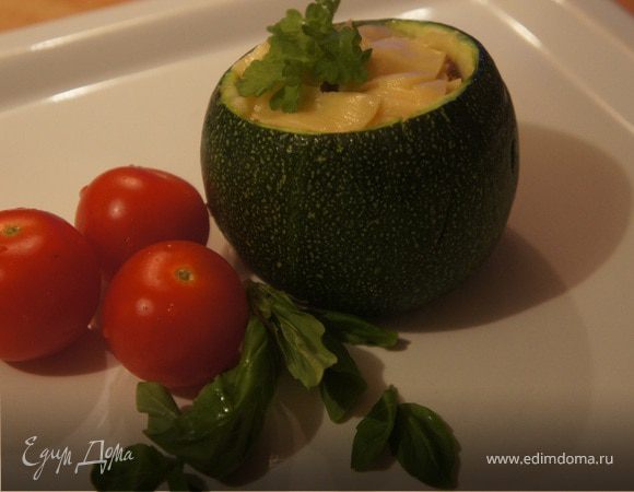 Фаршированный круглый цукини с соусом песто