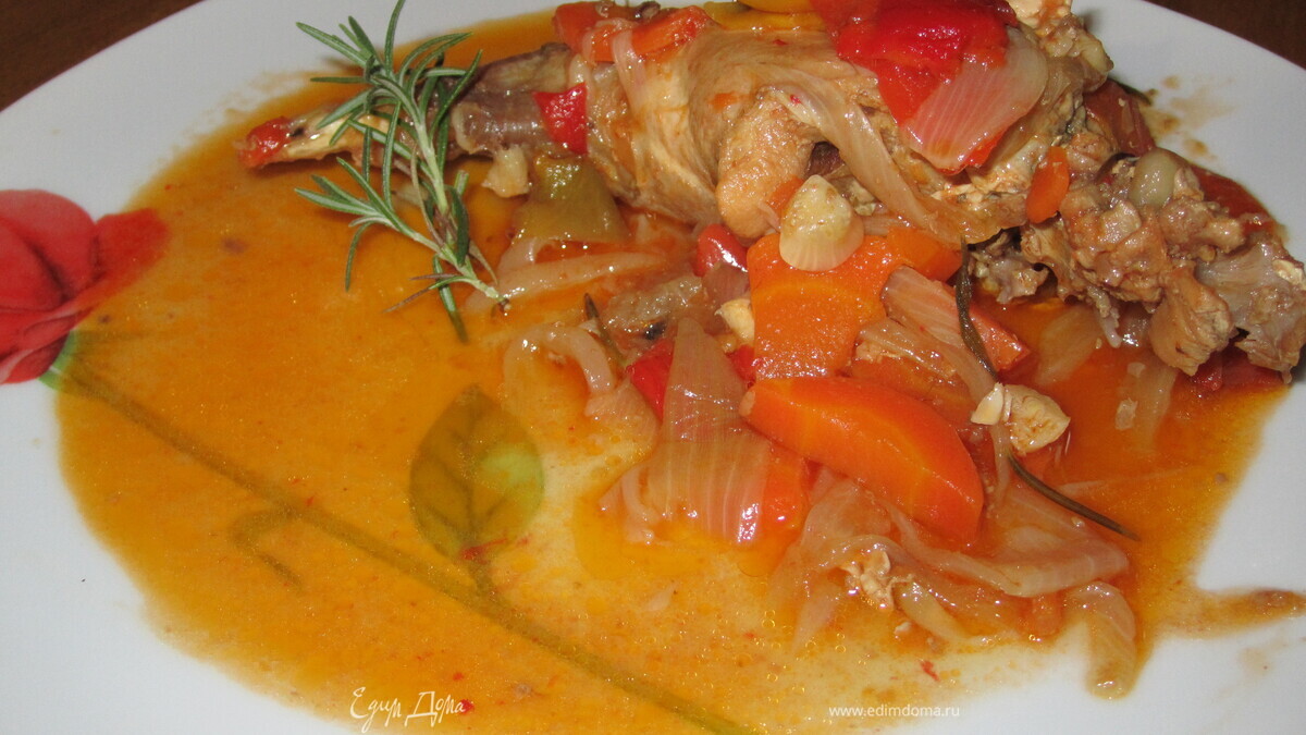 Кролик с перцем в томатном соке.