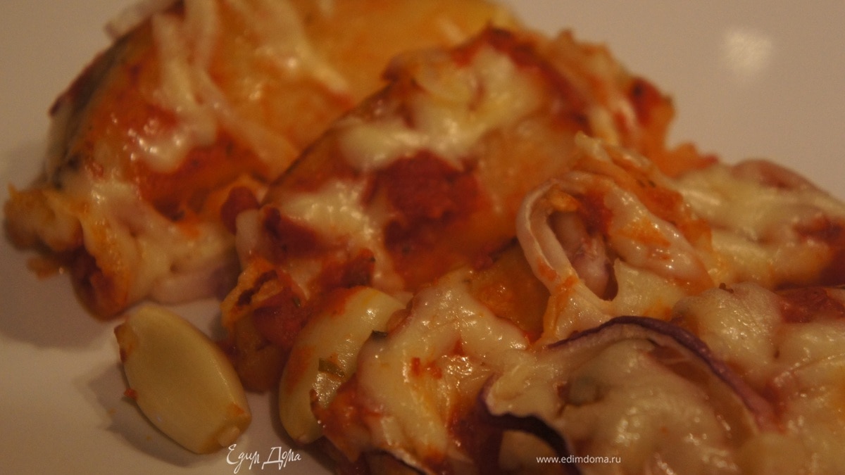 Ароматные картофельные дольки в томатно-базиликовом соусе