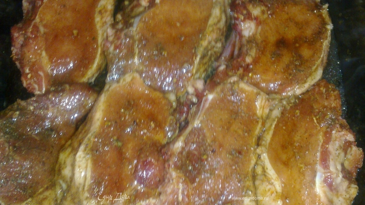 Запеченые свиные стейки в чесночном соусе