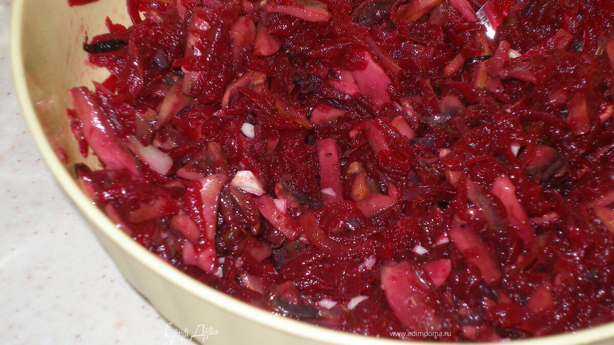 Салат свекольный с грибами