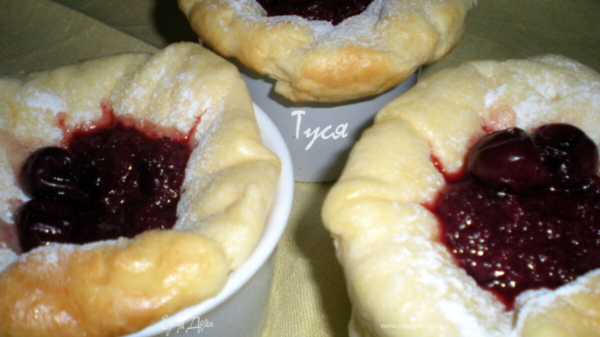 Сырное суфле с ягодным соусом