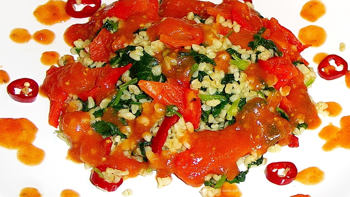 Булгур со шпинатом и запечённым перцем