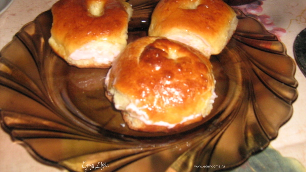 Булочки с кремом в ромовой глазури