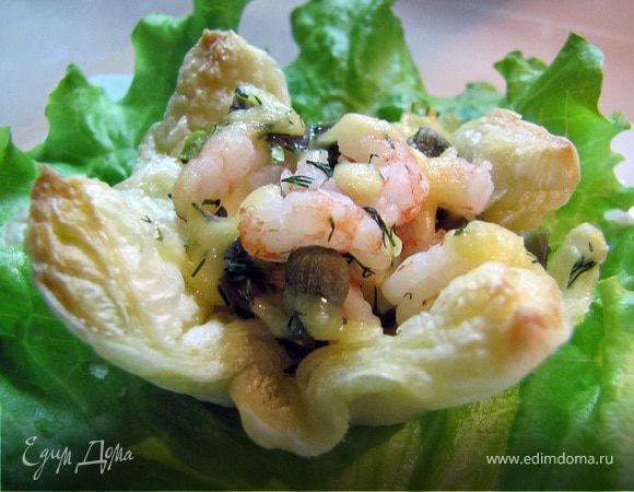 Слоеные корзинки с креветками, каперсами и авокадо.