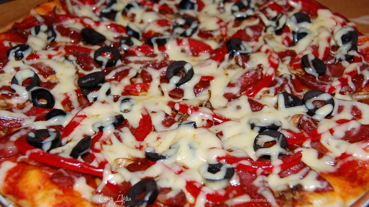 Пицца с охотничьими колбасками .