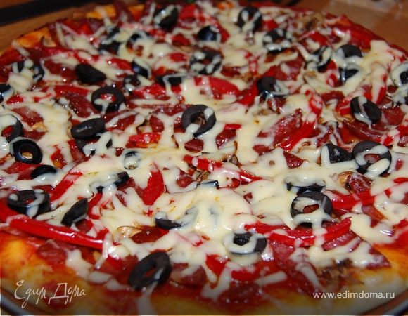 Пицца с охотничьими колбасками .