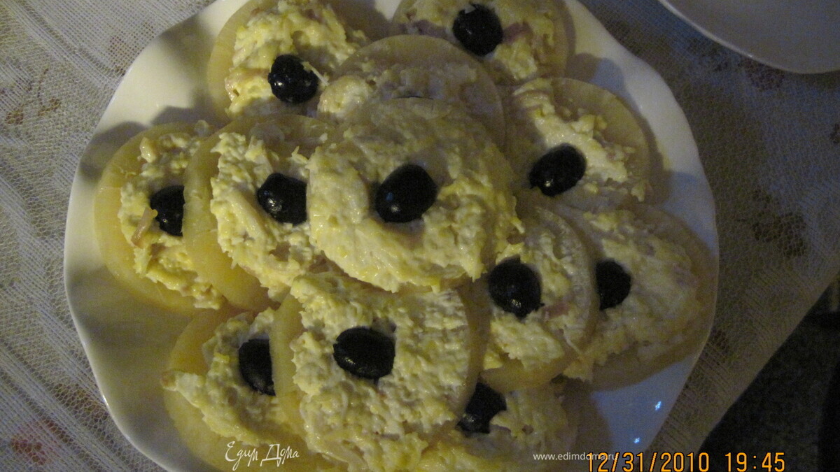 Ананасовые кольца с яично-сырной начинкой.