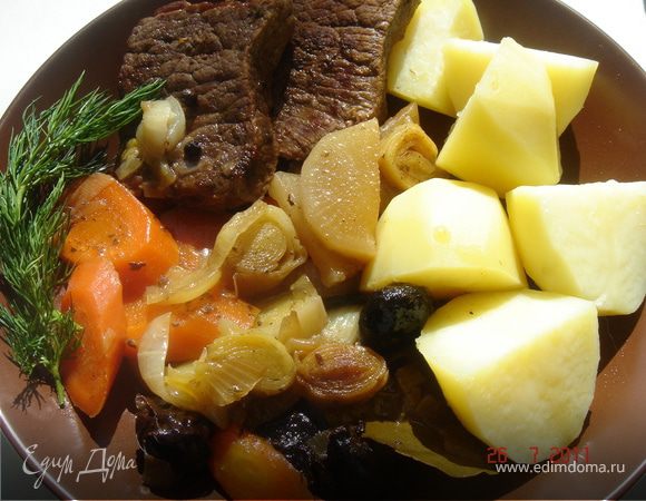 Телятина в белом вине с овощами и черносливом Телятина в белом вине с овощами и черносливом