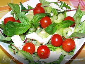 Овощной салат с базиликом и моцареллой