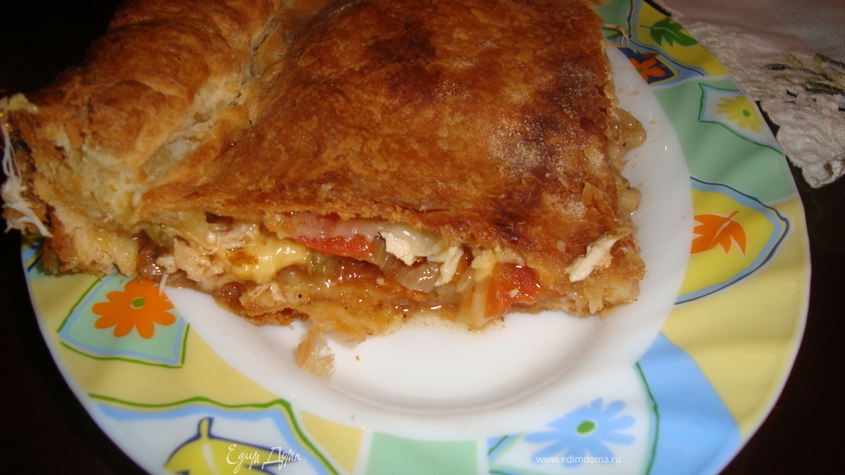 Закрытый пирог из слоеного теста с курицей.