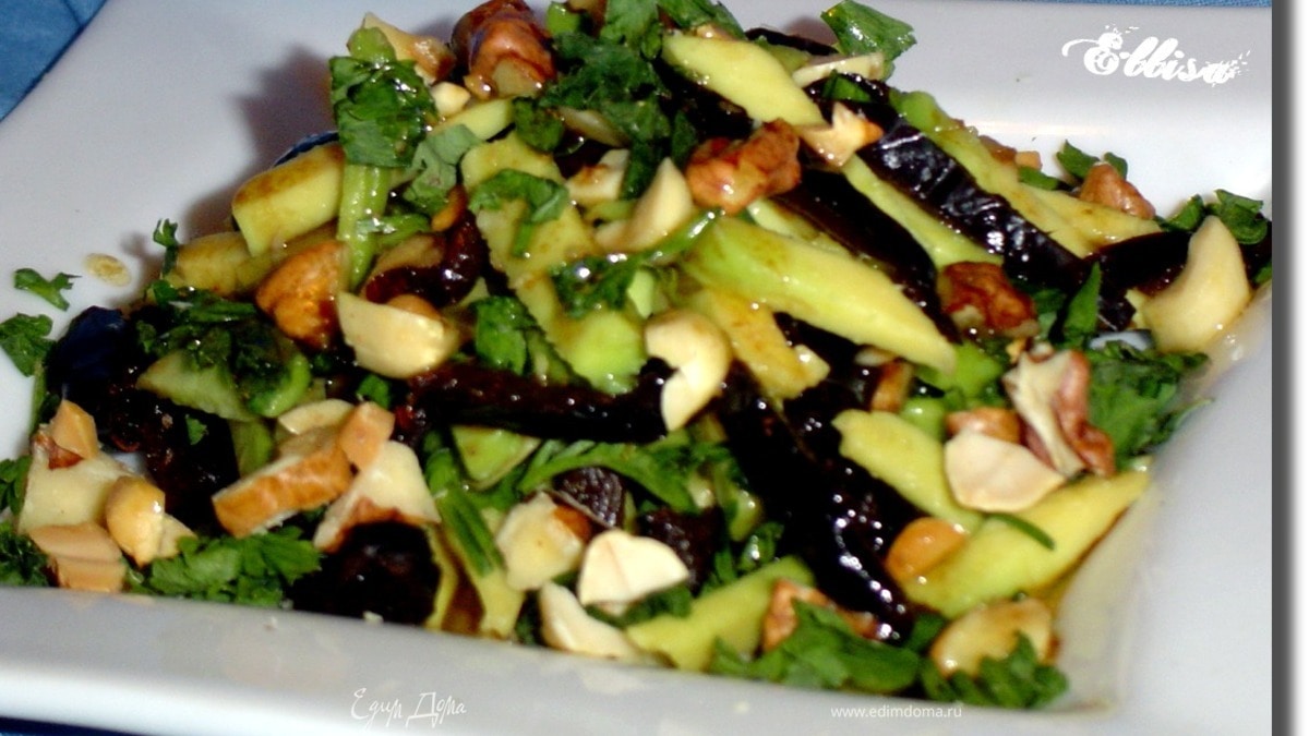 Салат с черносливом, авокадо и орехами