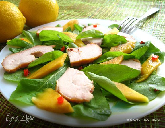 Салат с куриной грудкой, манго и руколой