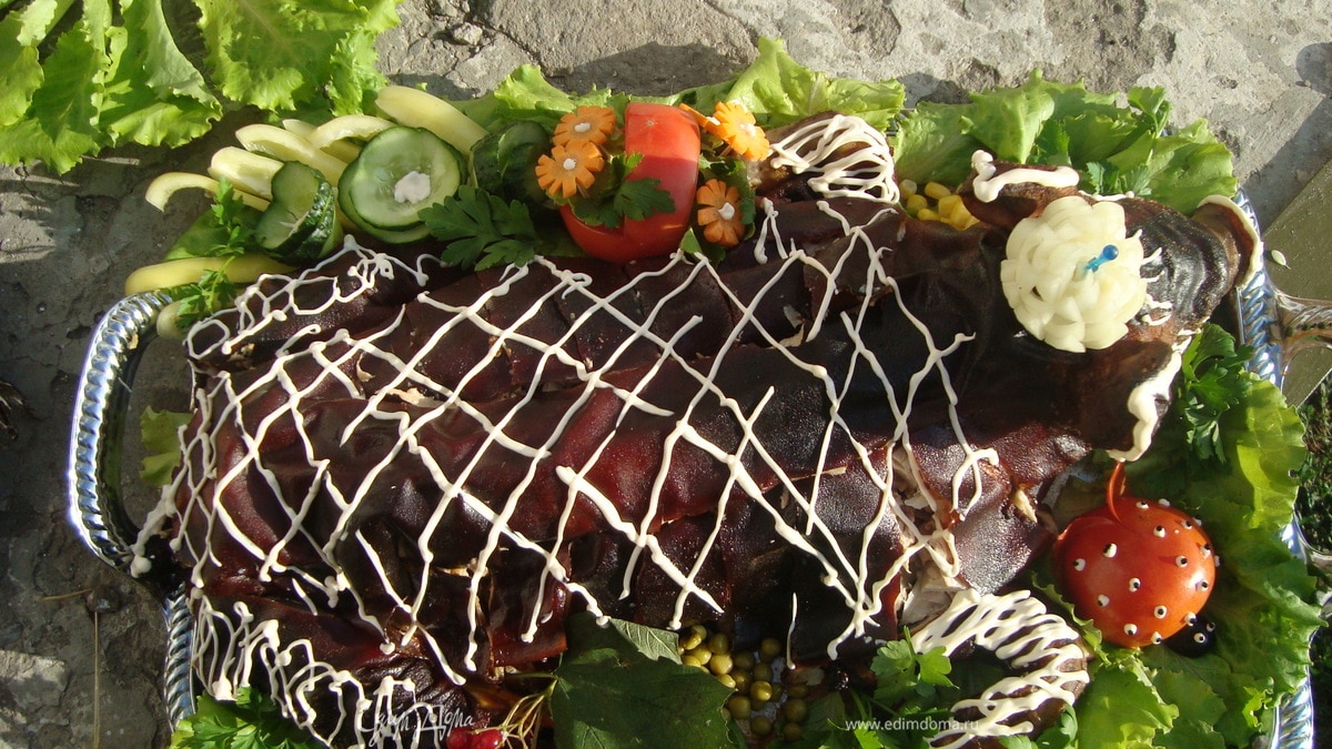 Молочный поросенок с изобилием фруктов