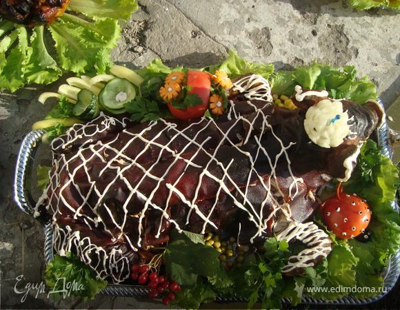 Молочный поросенок с изобилием фруктов