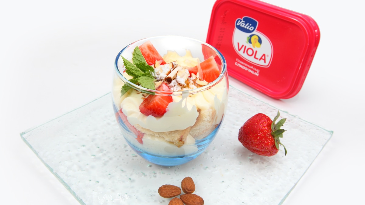 Клубничный десерт с бисквитом и миндальной крошкой