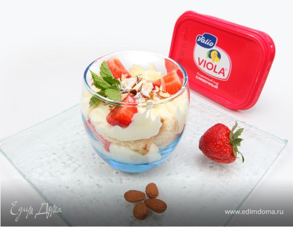 Клубничный десерт с бисквитом и миндальной крошкой