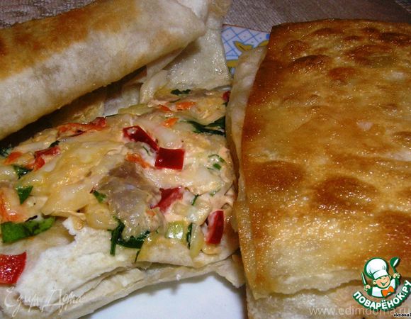 Конвертики из лаваша с сыром, овощами и курицей