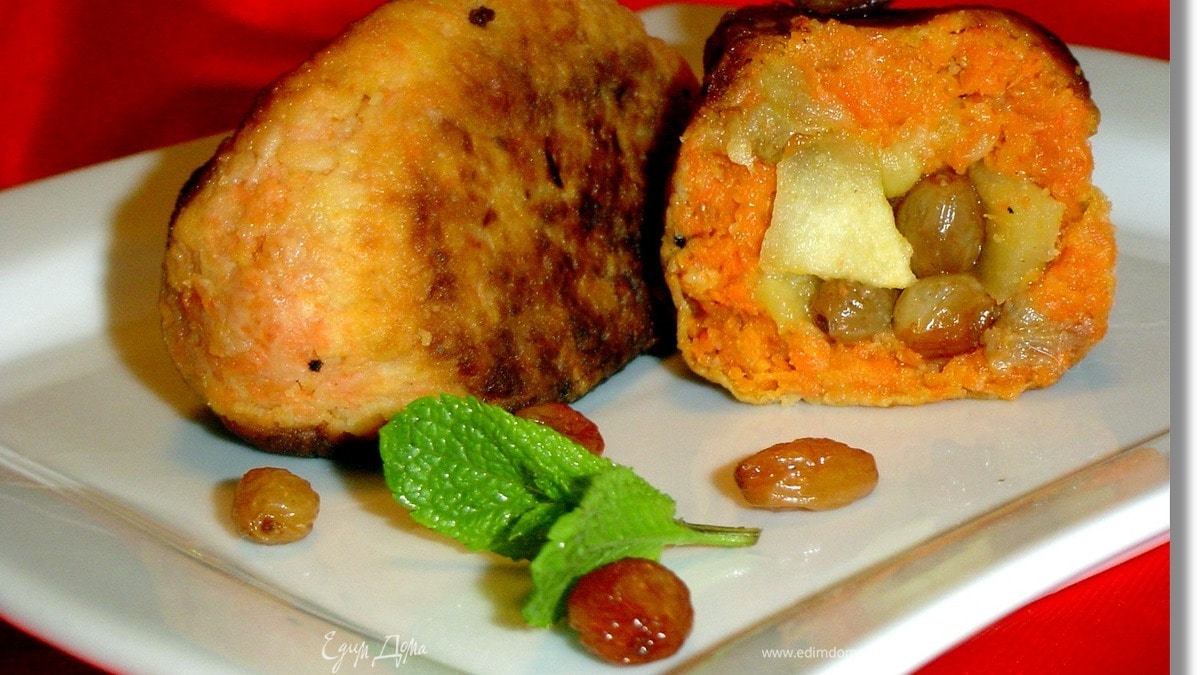 Морковные котлеты с яблоками, курагой и изюмом