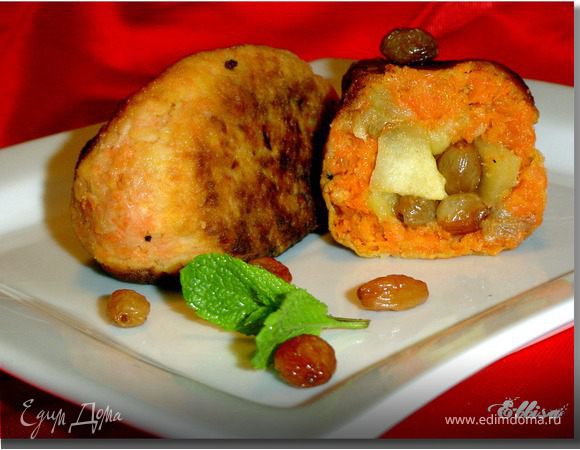 Морковные котлеты с яблоками, курагой и изюмом Морковные котлеты с яблоками, курагой и изюмом
