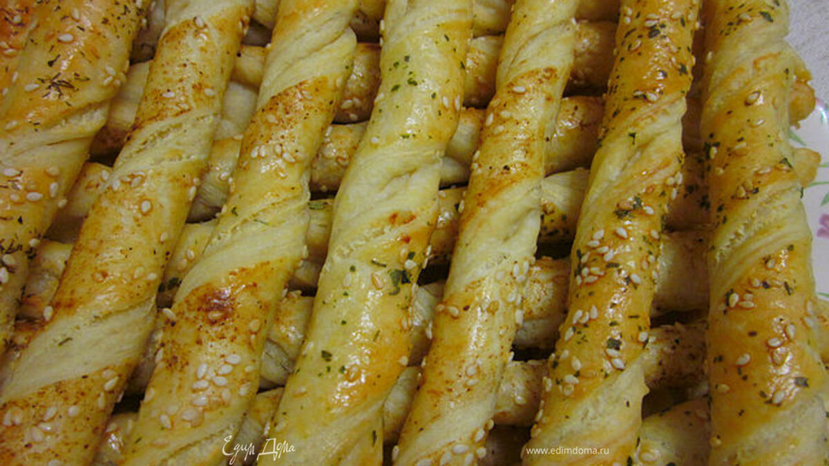 Вкусные жгутики из слоёного теста