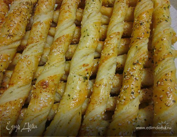 Вкусные жгутики из слоёного теста Вкусные жгутики из слоёного теста