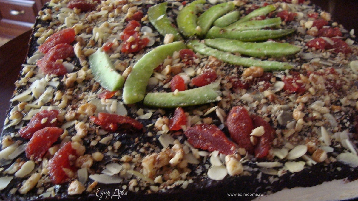 Творожно -шоколадный торт с засушенными фруктами и орехами.