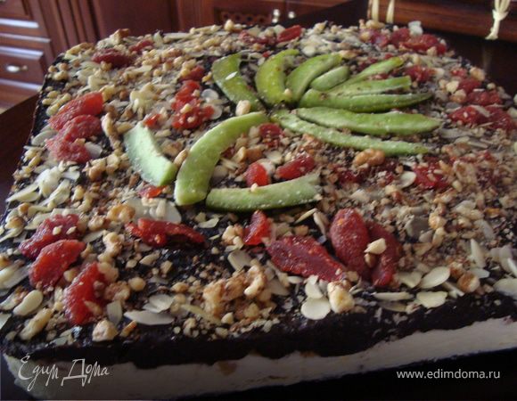 Творожно -шоколадный торт с засушенными фруктами и орехами.