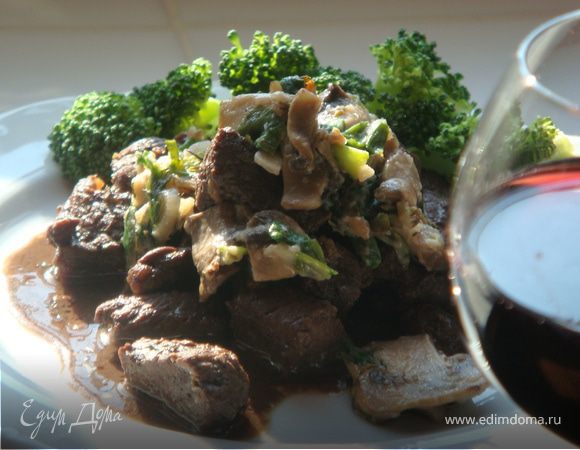 Жареная говядина под винно-грибным соусом. Жареная говядина под винно-грибным соусом.