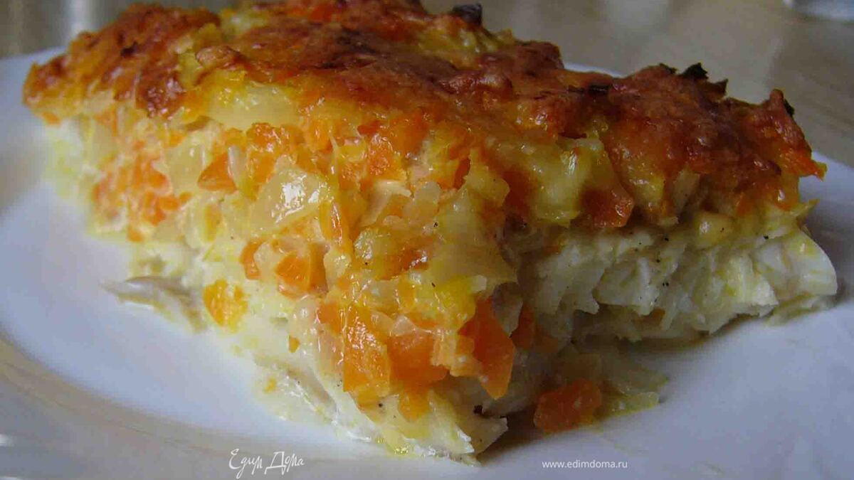 Треска, запеченная под овощами