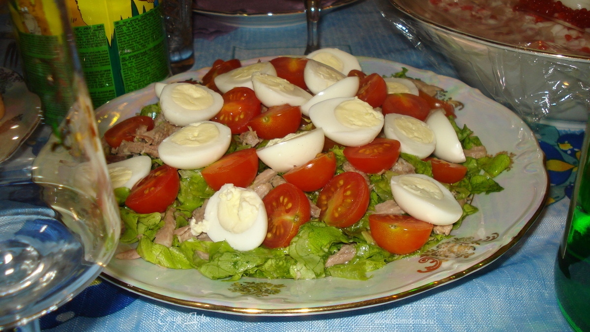 Салат с мясом, помидорками черри и с перепелиными яйцами