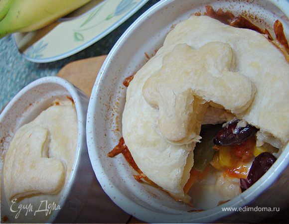 Куриная грудинка с овощами под крышечкой с слоеного теста. Куриная грудинка с овощами под крышечкой с слоеного теста.