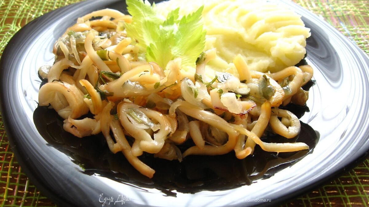 Кальмары, тушенные с луком и зеленью