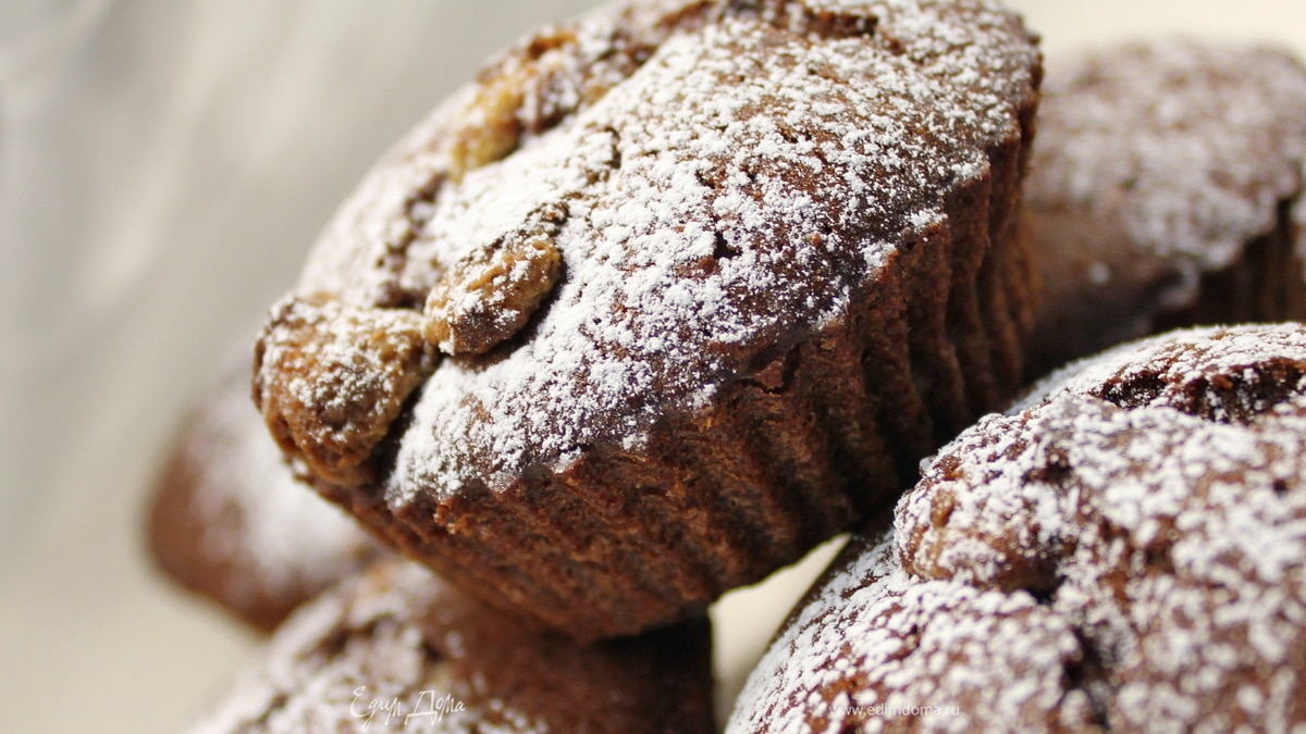 Шоколадные маффины с халвой