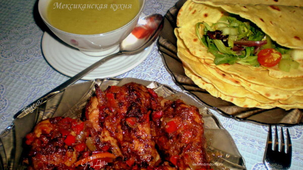 Цыпленок в шоколадном соусе и суп из авокадо