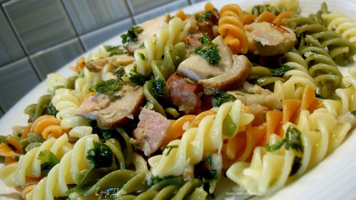 Фузилли триколор с грибами и грудинкой