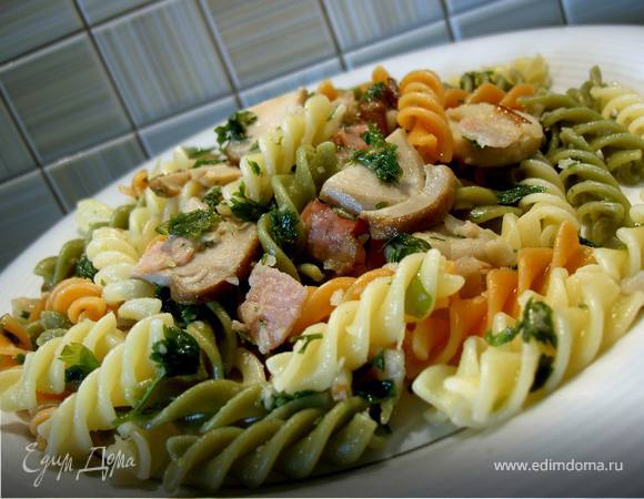 Фузилли триколор с грибами и грудинкой