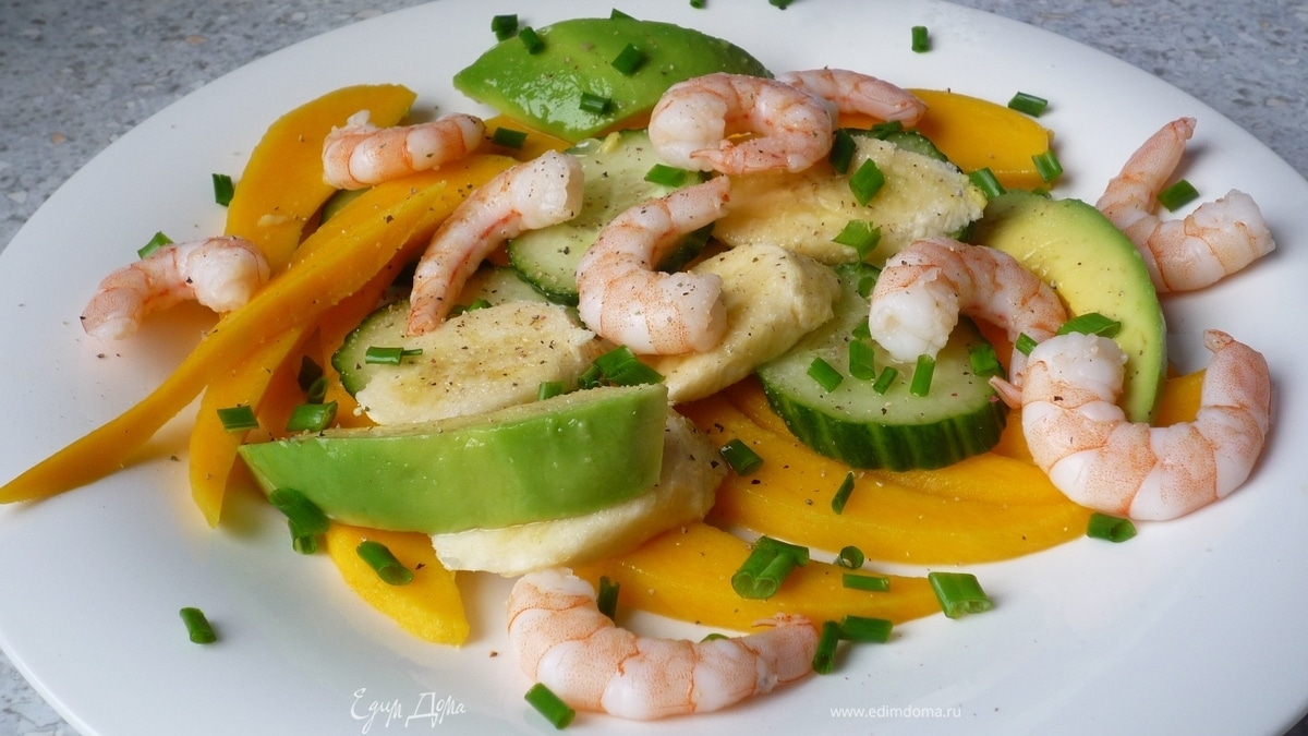 Экзотический салат с манго, авокадо и креветками