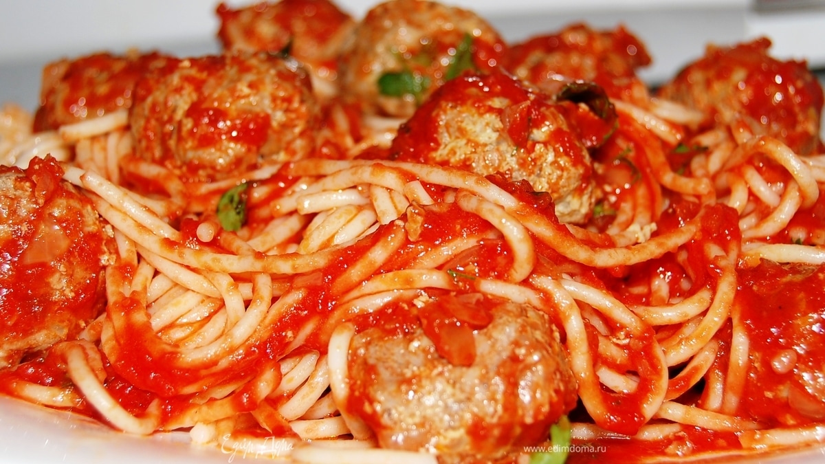 Спагетти с паровыми тефтельками под томатным соусом