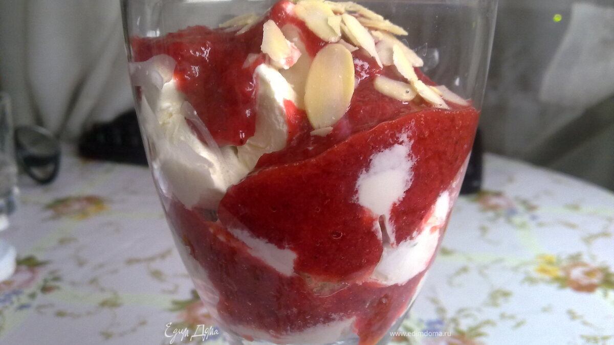 Десерт из мороженного , печенья и клубники