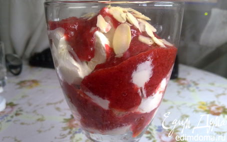 Рецепт Десерт из мороженного , печенья и клубники