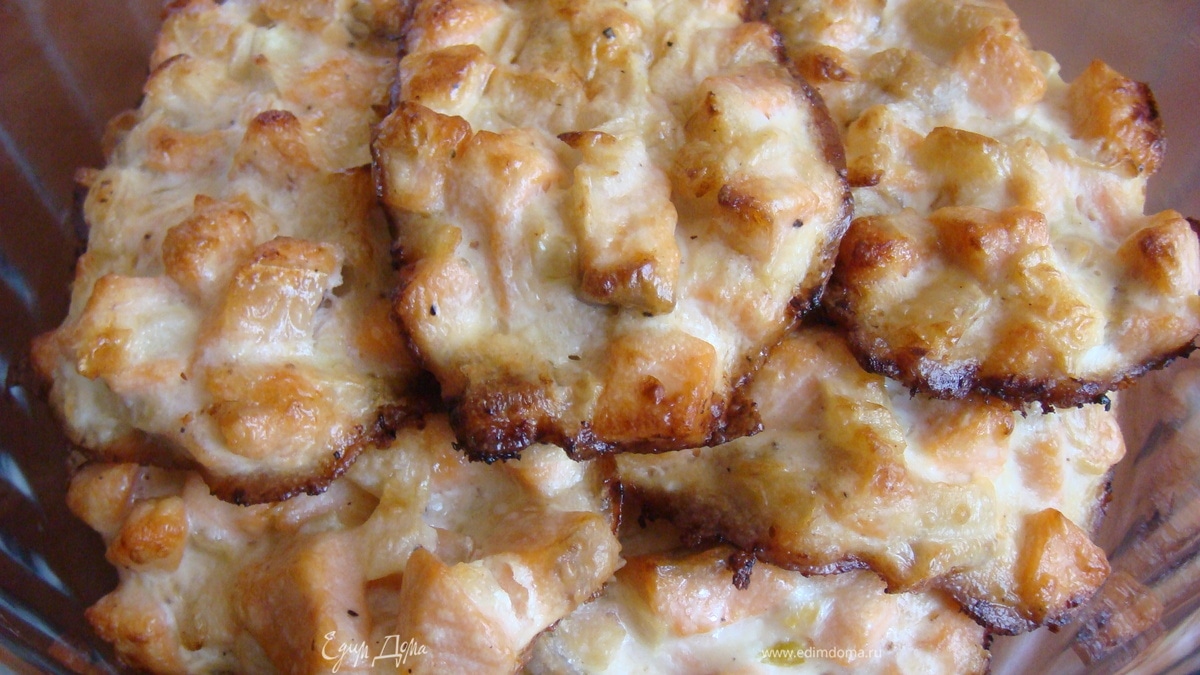 Кета запеченная с луком