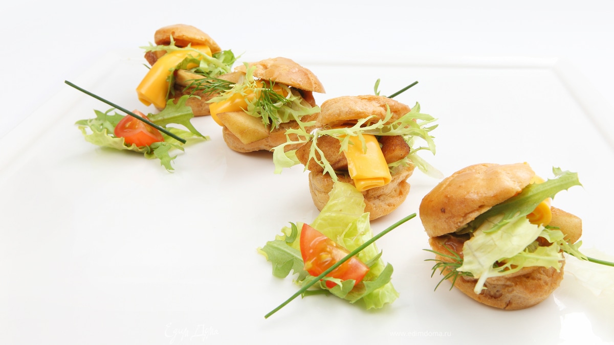 Заварной мини - сэндвич с сырным ассорти, маринованной грушей и листьями 