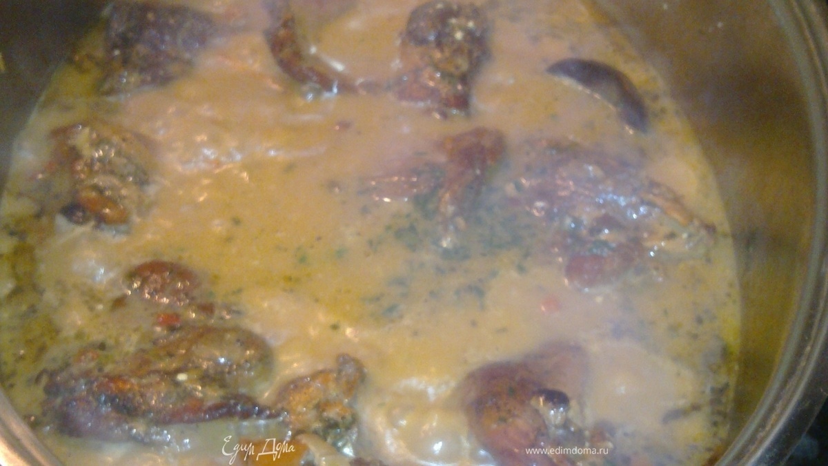 Ароматный кролик в сливочном соусе с сухими овощами и зеленью