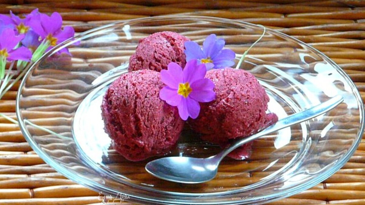 Легкое ягодное мороженое