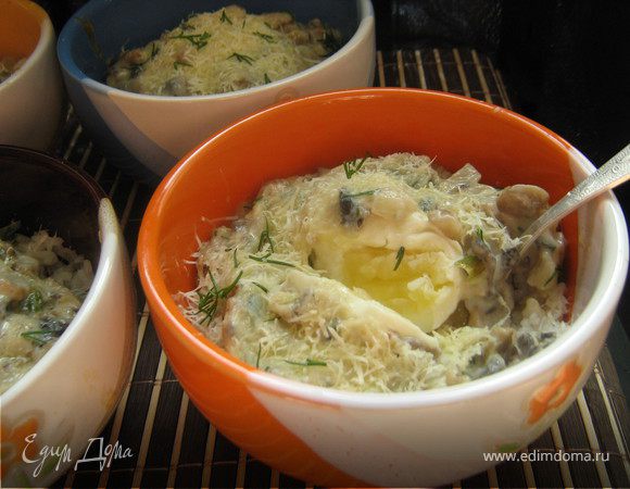 Яйца с рисом,запечённые в соусе из шампиньонов