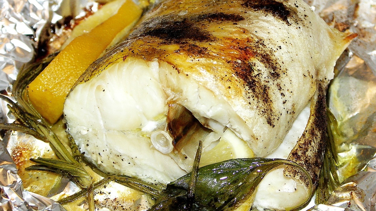 Судак запечёный с базиликом,розмарином и лимоном.