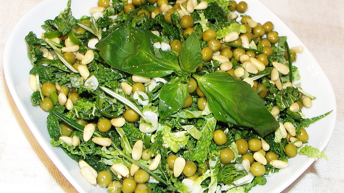 Салат из савойской капусты,зелёного горошка и пряной зелени.