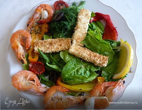 Салат с запечённым перцем, сыром фета и креветками